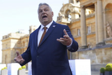 Maďarský premiér Viktor Orbán gestikuluje počas príchodu na štvrtý summit Európskeho politického spoločenstva v Blenheimskom paláci v meste Woodstock na juhu Británie. FOTO: TASR/AP