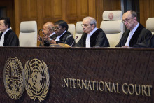 Predseda Medzinárodného súdneho dvora (MSD) Nawáf Salám číta nezáväzné právne stanovisko MSD o izraelskej okupácii palestínskych území v Haagu. FOTO: TASR/AP