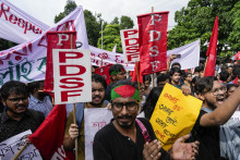 Aktivisti progresívnej demokratickej študentskej federácie kričia na protestnom zhromaždení v Kalkate. FOTO: TASR/AP
