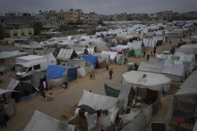 Desiatky tisíc Palestínčanov prebývajú v preľudnených stanových táboroch. FOTO: TASR/AP