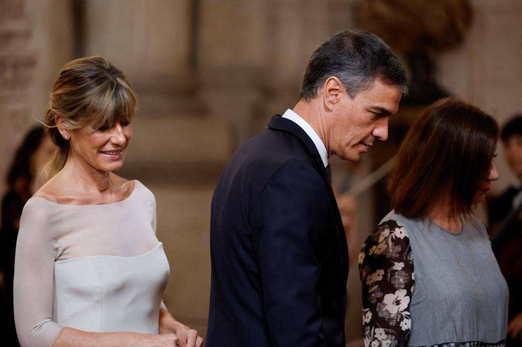 Španielsky premiér Pedro Sánchez s manželkou Begoňou Gómezovou. FOTO: REUTERS