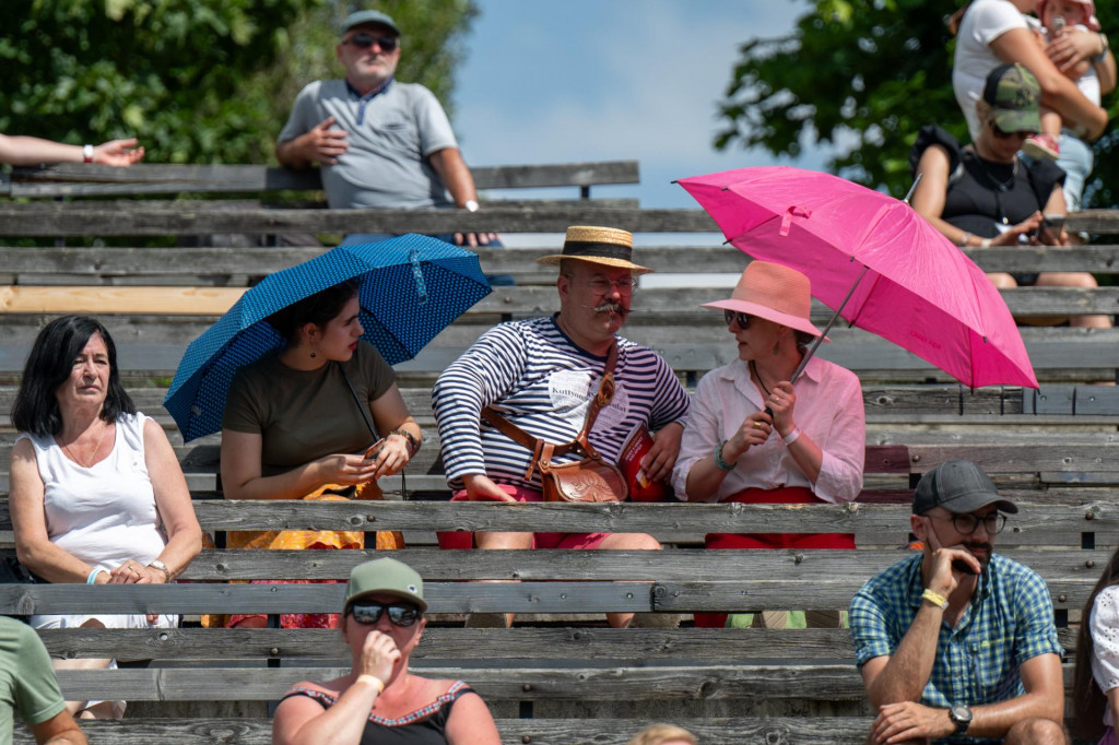 Na snímke návštevníci sa schovávajú pod dáždnikmi pred slnkom počas galaprogramu 69. ročníka Folklórneho festivalu Východná v obci Východná (okres Liptovský Mikuláš) 7. júla 2024. FOTO TASR - Veronika Mihaliková *** Local Caption *** 69. ročník dáždniky FOTO: Veronika Mihaliková