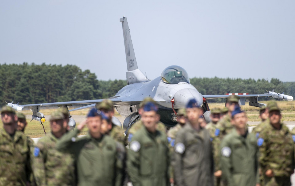 V pozadí odstavená stíhačka F-16 počas slávnostného ceremoniálu na vojenskom letisku Kuchyňa pri Malackách. FOTO: TASR/Martin Baumann