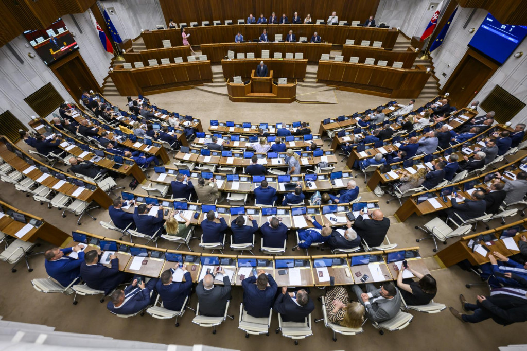 Poslanci v rokovacej sále počas mimoriadnej 16. schôdze Národnej rady Slovenskej republiky v Bratislave. FOTO: TASR/Jaroslav Novák