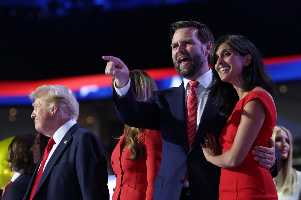 Republikánsky kandidát na prezidenta a bývalý prezident USA Donald Trump s manželkou Melaniou a republikánsky kandidát na viceprezidenta J. D. Vance a jeho manželka Usha Chilukuri Vance. FOTO: Reuters