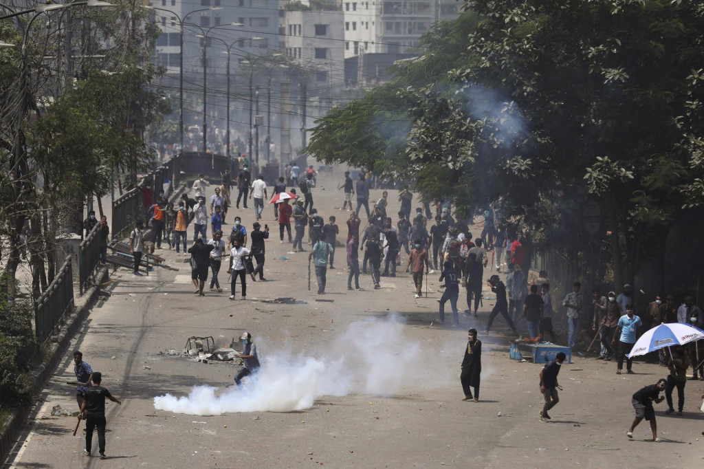 Študenti v kolízii s členmi poriadkovej polície počas protestu proti kvótam na obsadzovanie pozícií v štátnej službe. FOTO: TASR/AP