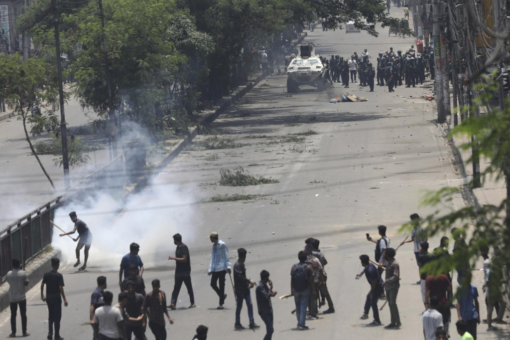 Študenti v kolízii s členmi poriadkovej polície počas protestu proti kvótam na obsadzovanie pozícií v štátnej službe v Dháke. FOTO: TASR/AP