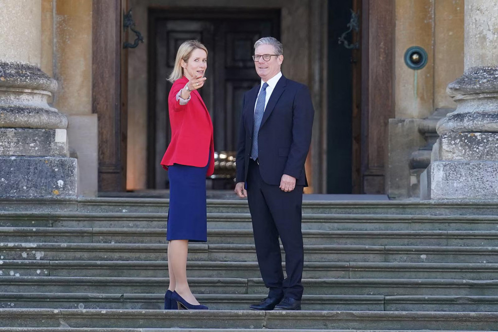 Nastávajúca šéfka európskej diplomacie Kaja Kallasová a britský premiér Keir Starner pred stretnutím Európskeho politického spoločenstva. FOTO: Reuters