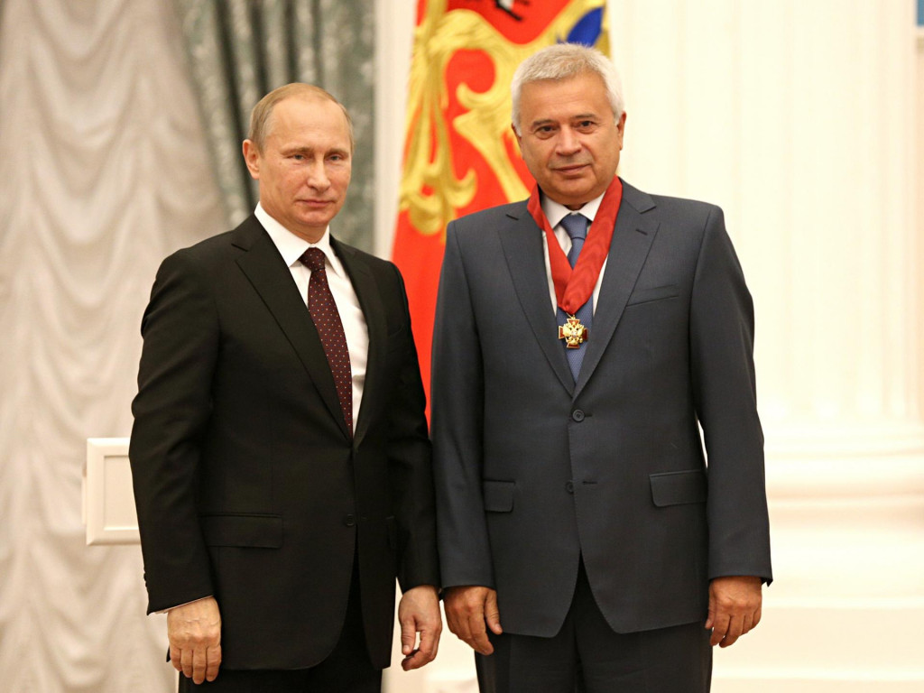 Prezident Lukoilu Vagit Alekperov sa v roku 2014 v Kremli stretol s ruským prezidentom Vladimirom Putinom. Ten mu odovzdal štátne vyznamenanie. FOTO: Lukoil