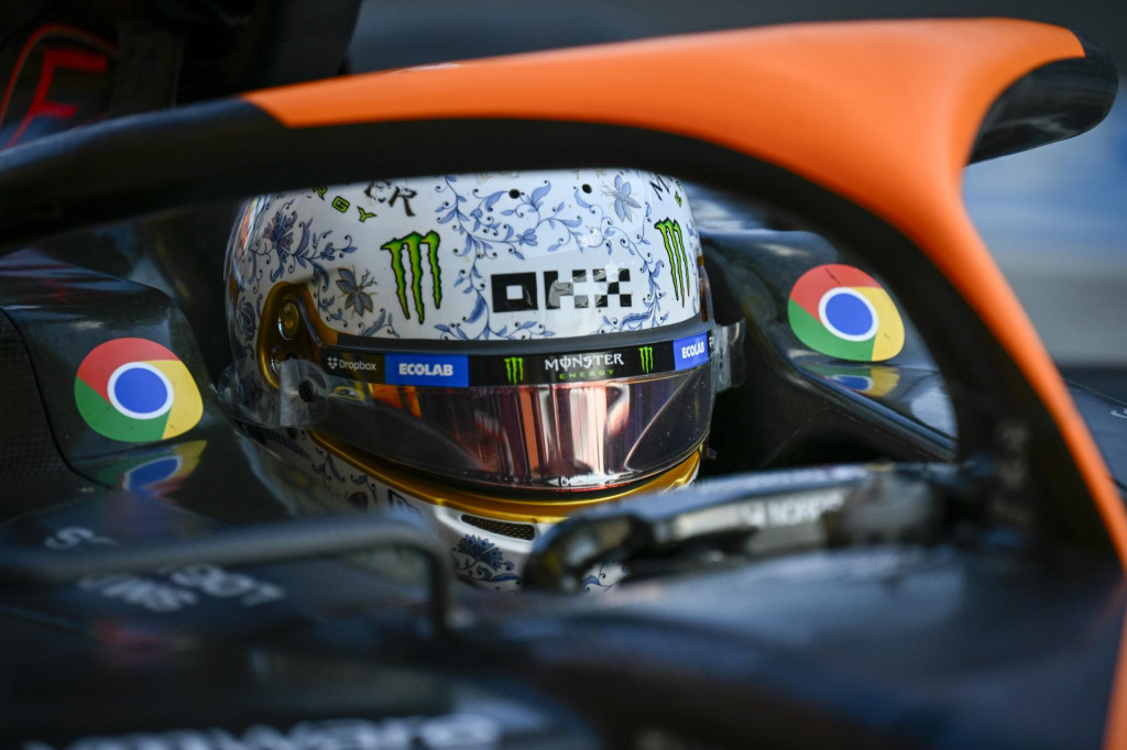 Britský pretekár F1 Lando Norris z tímu McLaren sedí vo svojom monoposte po druhom tréningu na VC Maďarska seriálu F1. FOTO: TASR/AP