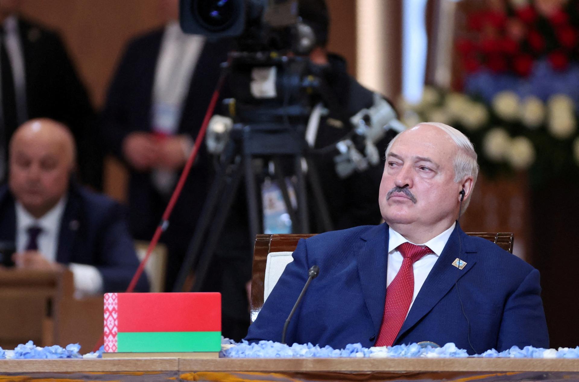 Lukašenko oslavuje 30 rokov pri moci. Blahoželal mu aj Putin