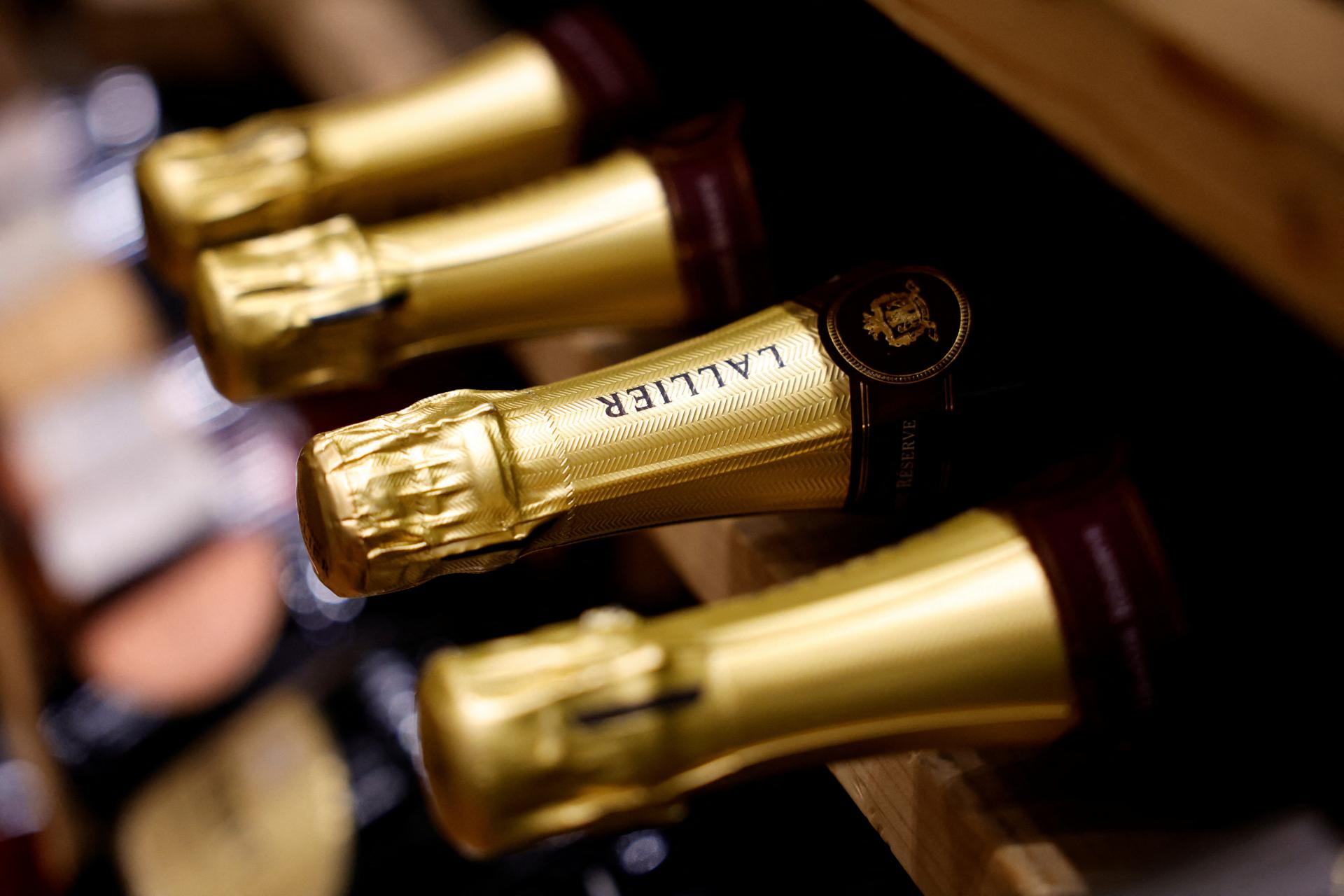 Výrobcovia šampanského volajú po znížení produkcie po poklese tržieb