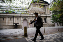 FILE PHOTO: An office employee walks in front of the Bank of Japan building in Tokyo, Japan, April 7, 2023. REUTERS/Androniki Christodoulou/File Photo FOTO: Androniki Christodoulou
