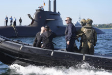 Nemecký minister obrany Boris Pistorius pláva na člne k ponorke v Baltskom mori v Eckernförde. FOTO: TASR/AP