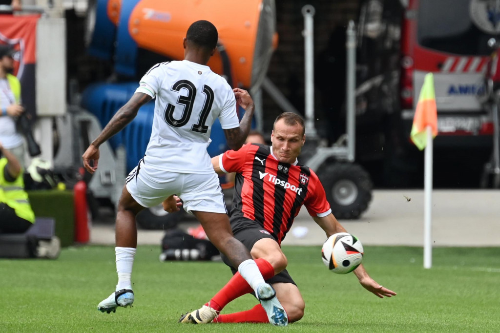 Hráč Trnavy Lukáš Štetina a hráč Aston Villy Leon Bailey v priateľskom futbalovom zápase FC Spartak Trnava - Aston Villa v Trnave. FOTO: TASR/Lukáš Grinaj