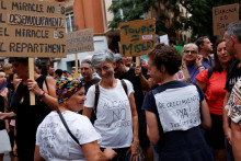 Ľudia sa zúčastňujú demonštrácie proti masovému turzimu v Španielsku. FOTO: Reuters