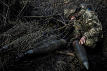 Ukrajinský vojak pripravuje granáty na pozícii blízko mesta Marinka v Doneckej oblasti. FOTO: Reuters