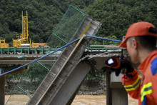 Najmenej 12 obetí si vyžiadalo zrútenie cestného mosta v provincii Ša-an-si na severozápade Číny. FOTO: TASR/AP