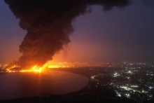 Dym stúpa z požiaru po izraelskom nálete v oblasti jemenského prístavu Hudajdá. FOTO: Reuters