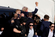 Republikánsky kandidát na prezidenta a bývalý prezident USA Donald Trump nastupuje do vozidla za asistencie personálu tajnej služby USA po pokuse o atentát. FOTO: Reuters