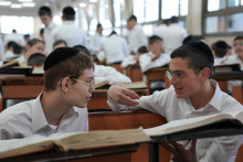Študenti ultraortodoxného židovského seminára. FOTO: Reuters