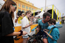 Britský cyklista Mark Cavendish so svojou manželkou a synom v cieli záverečnej 21. etapy pretekov Tour de France. FOTO: Reuters