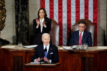 Americká viceprezidentka Kamala Harrisová a predseda Snemovne reprezentantov Mike Johnson sedia zatiaľčo americký prezident Joe Biden prednáša správu na americkom Kapitole. FOTO: Reuters
