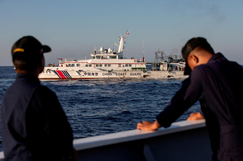 Pl​avidlo čínskej pobrežnej stráže blokuje cestu Filipínam k zásobovacej misii na Second Thomas Shoal v Juhočínskom mori. FOTO: Reuters