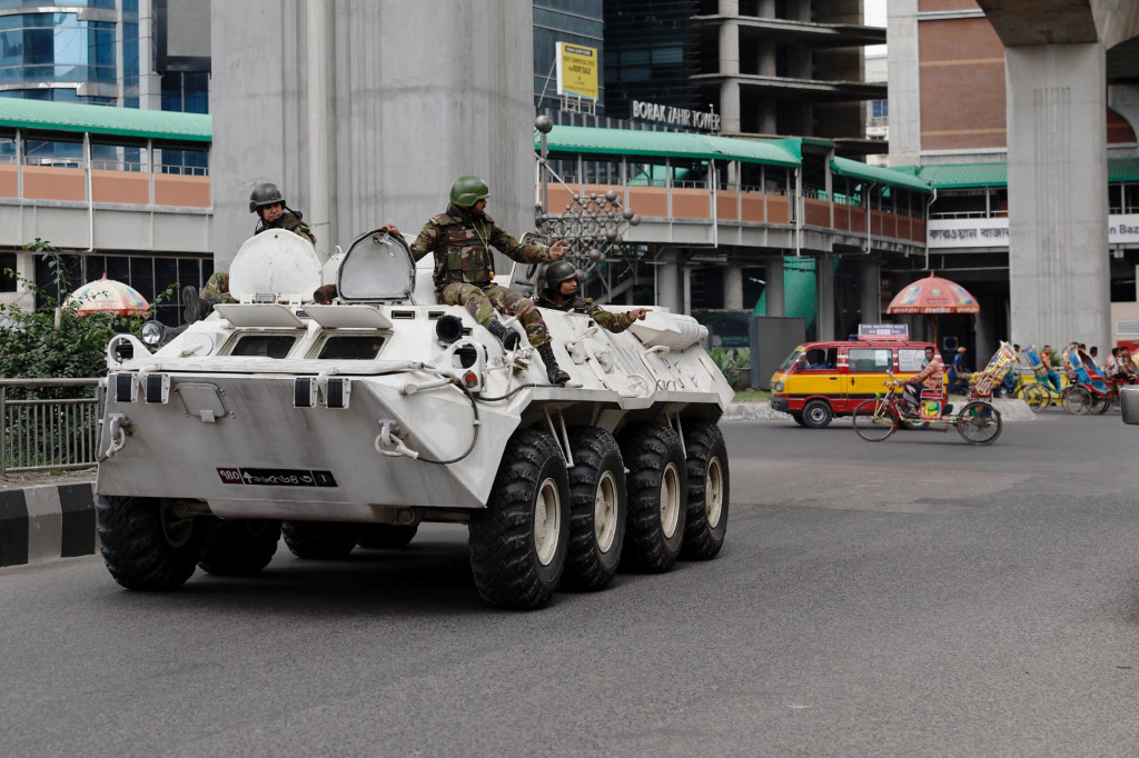 Príslušníci bangladéšskej armády hliadkujú po protestoch študentov proti vládnym pracovným kvótam. FOTO: Reuters