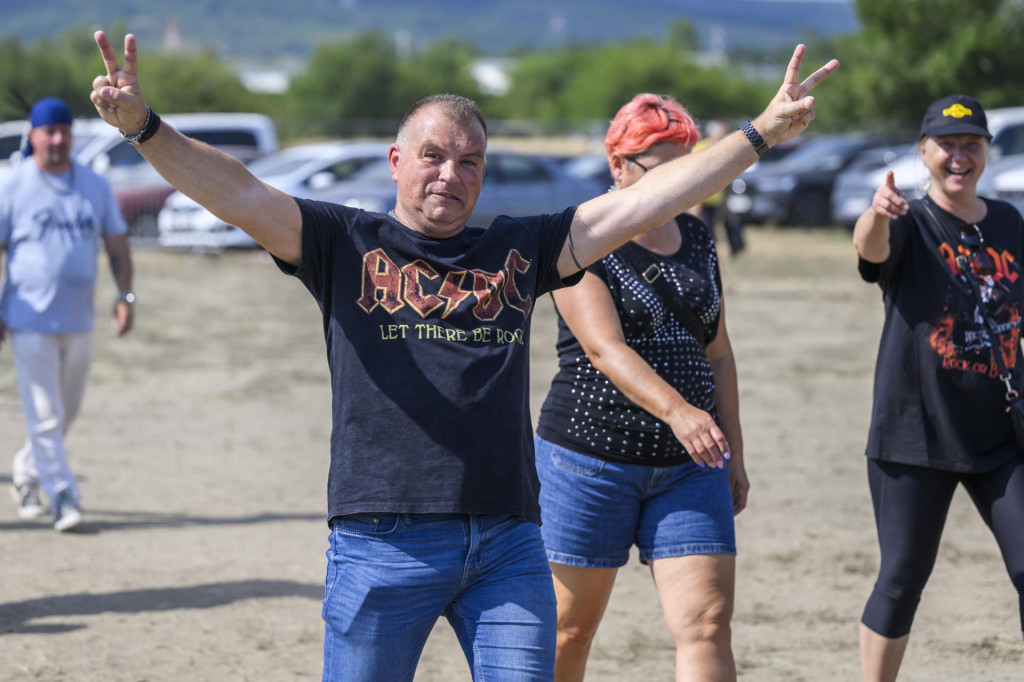 Ľudia prichádzajú na koncert austrálskej hardockovej kapely AC/DC na Starom letisku v bratislavských Vajnoroch. FOTO: TASR/Jaroslav Novák