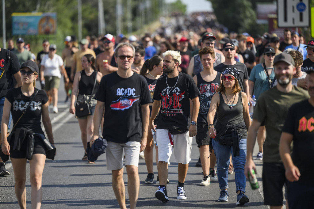 Návštevníci prichádzajú na koncert austrálskej hardockovej kapely AC/DC. FOTO: TASR/Jaroslav Novák