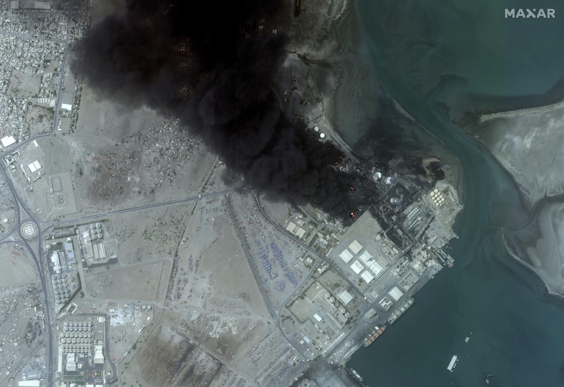 Jemenský prístav Hudajdá sužujú plamene aj tretí deň po izraelskom útoku, miesto ovládajú povstalci