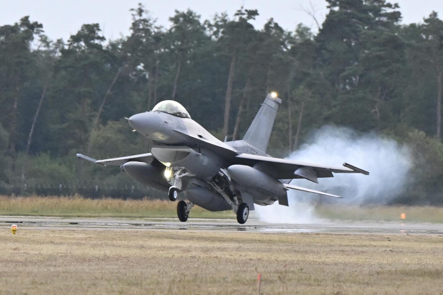 Na Slovensku pristáli prvé dve stíhačky F-16 (+ galéria)