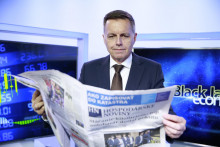 Guvernér NBS Peter Kažimír v štúdiu HNtelevízie číta Hospodárske noviny. FOTO: HN