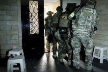 Ruskí policajti počas protiteroristickej operácie. FOTO: TASR/AP
