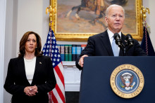 Americký prezident Joe Biden vedľa viceprezidentky Kamaly Harrisovej. FOTO: Reuters