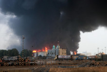 Plamene a dym stúpajú z miesta izraelských leteckých útokov v prístave Hudajdá v Jemene. FOTO: REUTERS