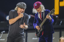 Spevák Brian Johnson a gitarista Angus Young počas koncertu austrálskej hardockovej kapely AC/DC v rámci európskej časti turné Power Up na Starom letisku v bratislavských Vajnoroch. FOTO: TASR/Jaroslav Novák