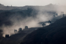Ilustračná fotografia. Vojenské vozidlá sa pohybujú v Pásme Gazy. FOTO: Reuters