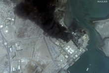 Horiace ropné zásobníky v jemenskom prístave Hudajdá. FOTO: TASR/AP