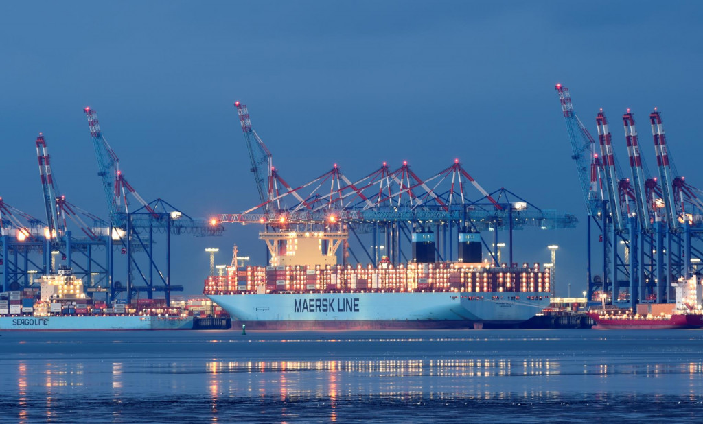 Maersk container ship is loaded at a harbour terminal in Bremerhaven, Germany October 31, 2020. REUTERS/Fabian Bimmer FOTO: Fabian Bimmer