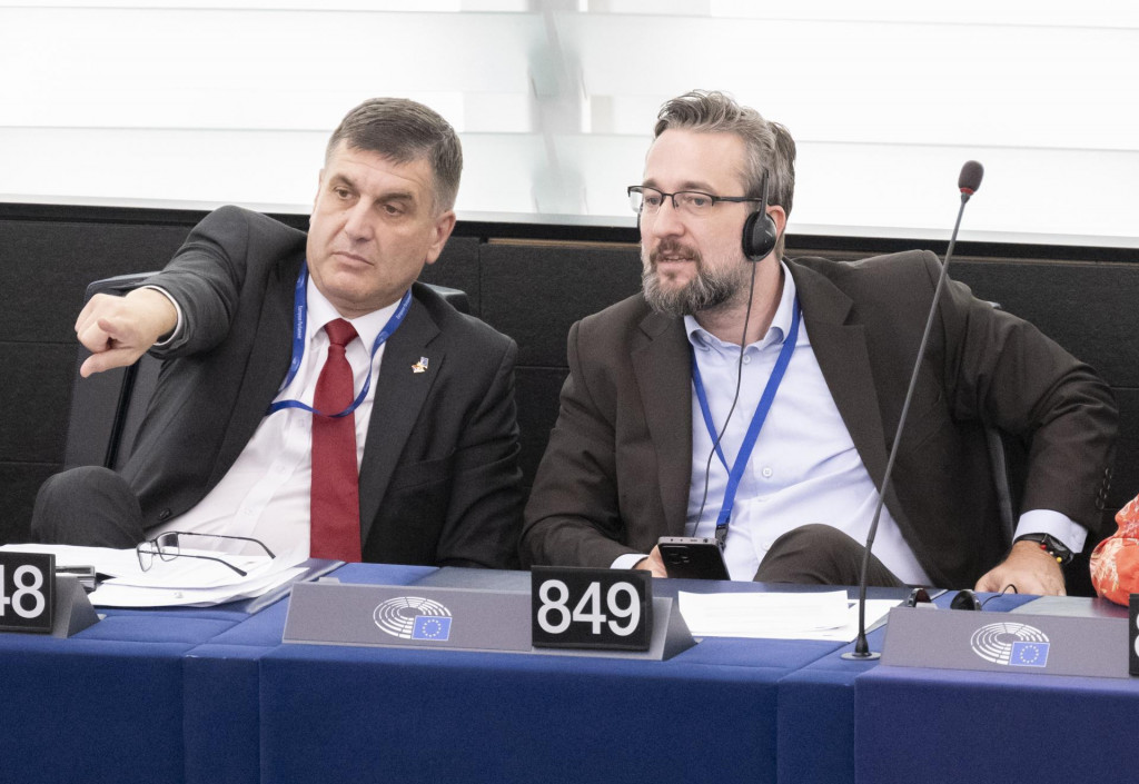 Slovenskí europoslanci Branislav Ondruš a Ľuboš Blaha počas ustanovujúcej plenárnej schôdze Európskeho parlamentu. FOTO: TASR/Martin Baumann