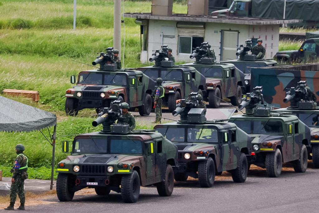 Vojenské vozidlá vybavené raketou TOW 2A vyrobenou v USA počas živého požiarneho cvičenia v Pingtung na Taiwane. FOTO: Reuters