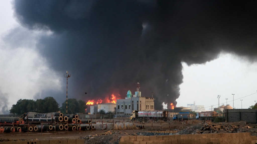 Plamene a dym stúpajú z miesta izraelských leteckých útokov v prístave Hudajdá v Jemene. FOTO: REUTERS