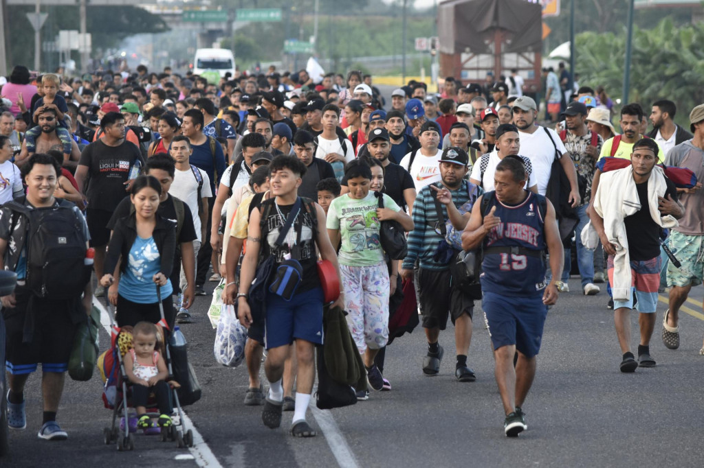 Migranti kráčajú po diaľnici cez Suchiate v Chia. FOTO: TASR/AP