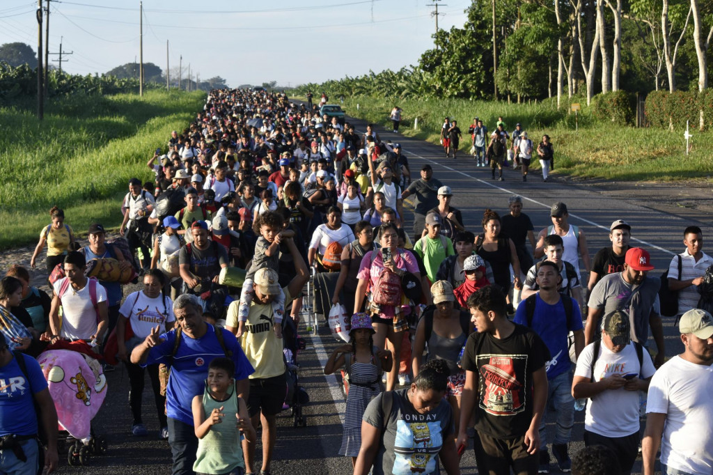 Migranti kráčajú po diaľnici cez Suchiate v štáte Chiapas na juhu Mexika počas svojej cesty na sever k hraniciam s USA. FOTO: TASR/AP