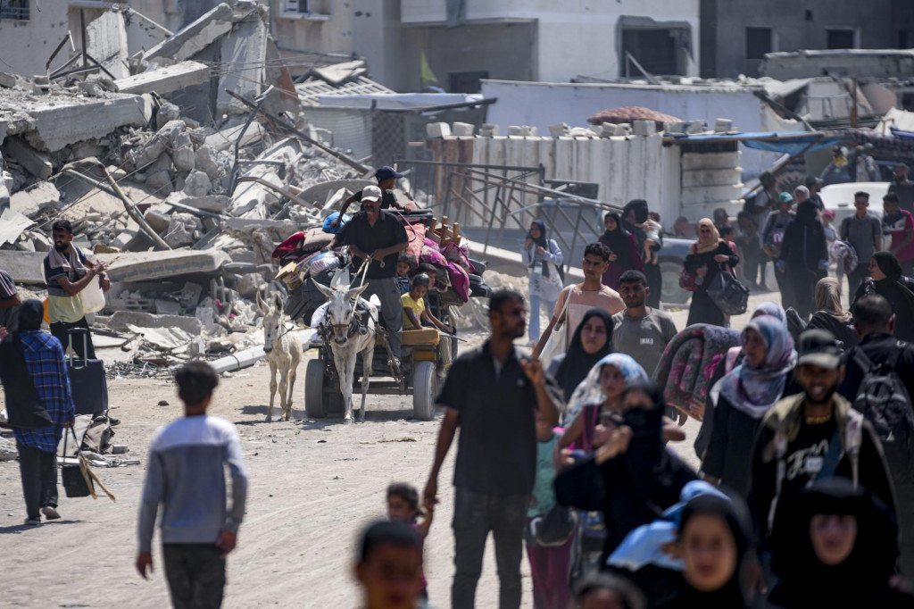 Palestínčania odchádzajú z mesta Chán Júnis po tom, čo izraelská armáda vydala príkaz na evakuáciu z východnej časti druhého najväčšieho mesta v Pásme Gazy. FOTO: TASR/AP