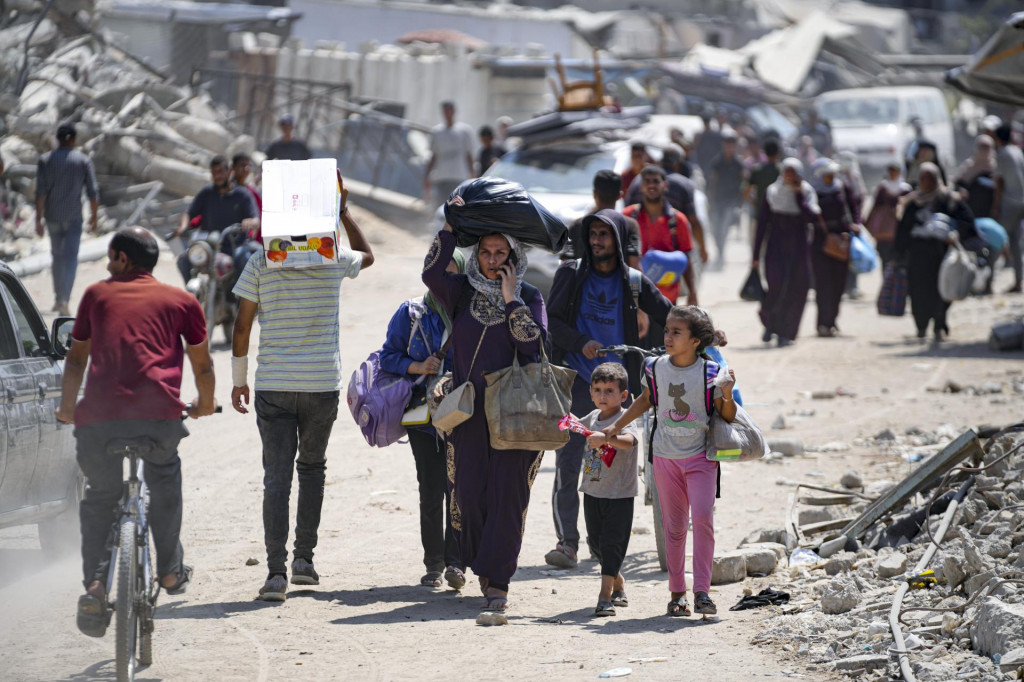 Palestínčania odchádzajú z mesta Chán Júnis po tom, čo izraelská armáda vydala príkaz na evakuáciu z východnej časti druhého najväčšieho mesta v Pásme Gazy. FOTO: TASR/AP