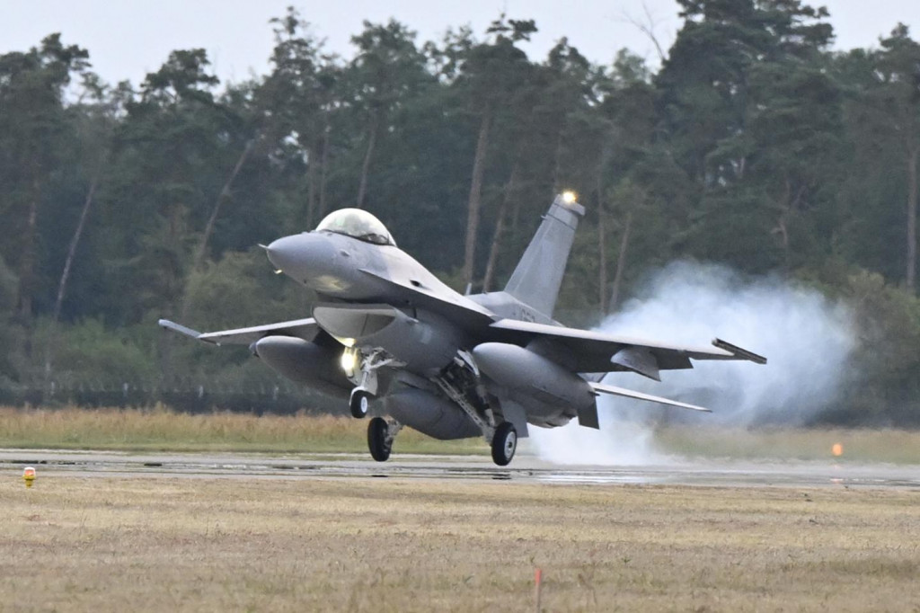 Jedna z dvoch slovensk&yacute;ch st&iacute;hačok F-16 americkej v&yacute;roby, ktor&eacute; prileteli na Slovensko, prist&aacute;va počas sl&aacute;vnostn&eacute;ho ceremoni&aacute;lu v priestoroch Leteckej z&aacute;kladne Malacky-Kuchyňa. FOTO: TASR/Pavel Neubauer