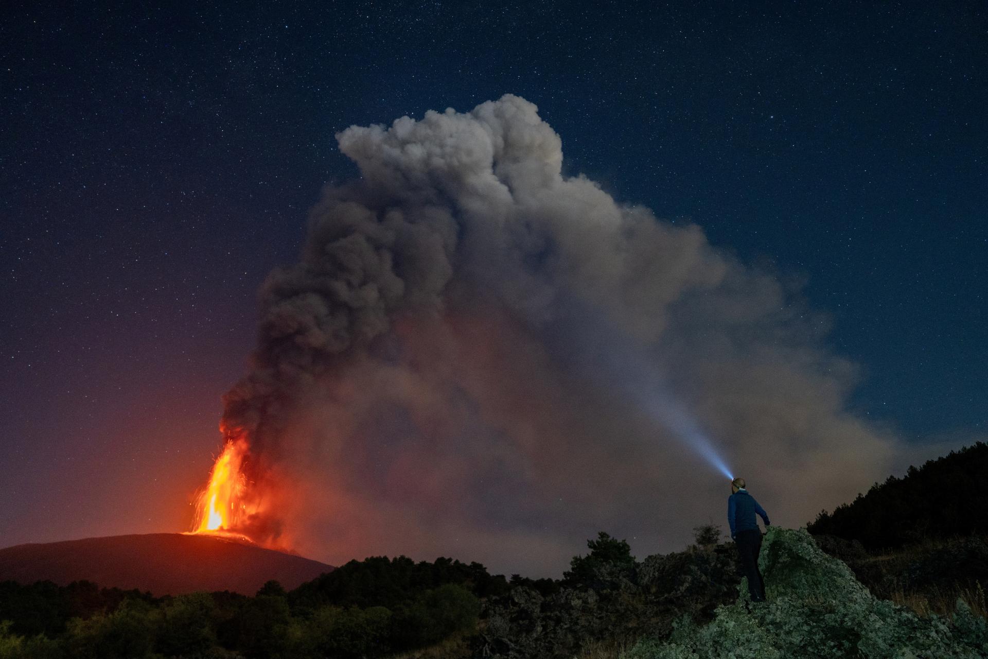 Etna chrlí lávu a popol, prevádzku letiska v sicílskej Catanii pozastavili